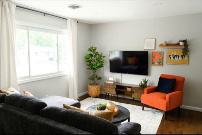 Photo 5 of 18 - 4916 N Manchester Avenue, Kansas City, MO 64119