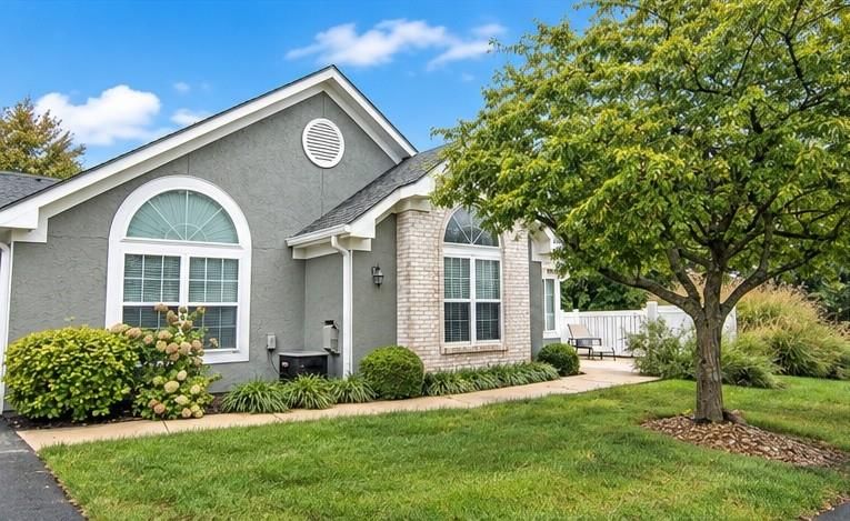 7101 Meadowsweet Lane, Shawnee, KS