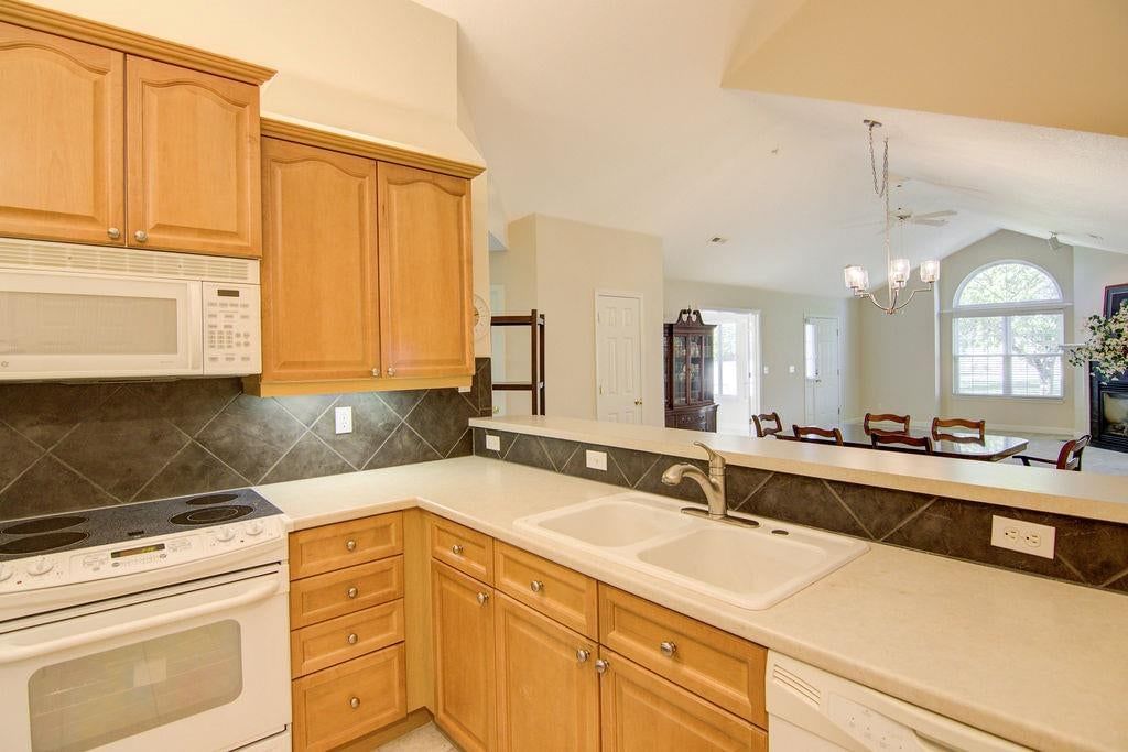 Photo 10 of 26 - 7101 Meadowsweet Lane, Shawnee, KS 66227