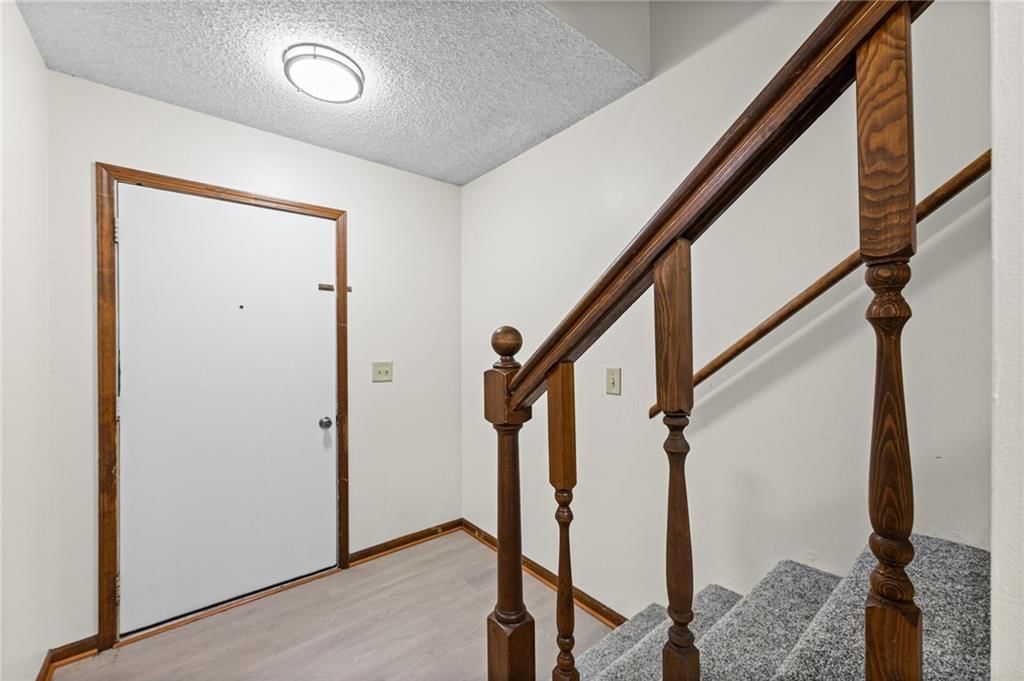 1104 Jeff Circle, Paola, KS: listing photo 2