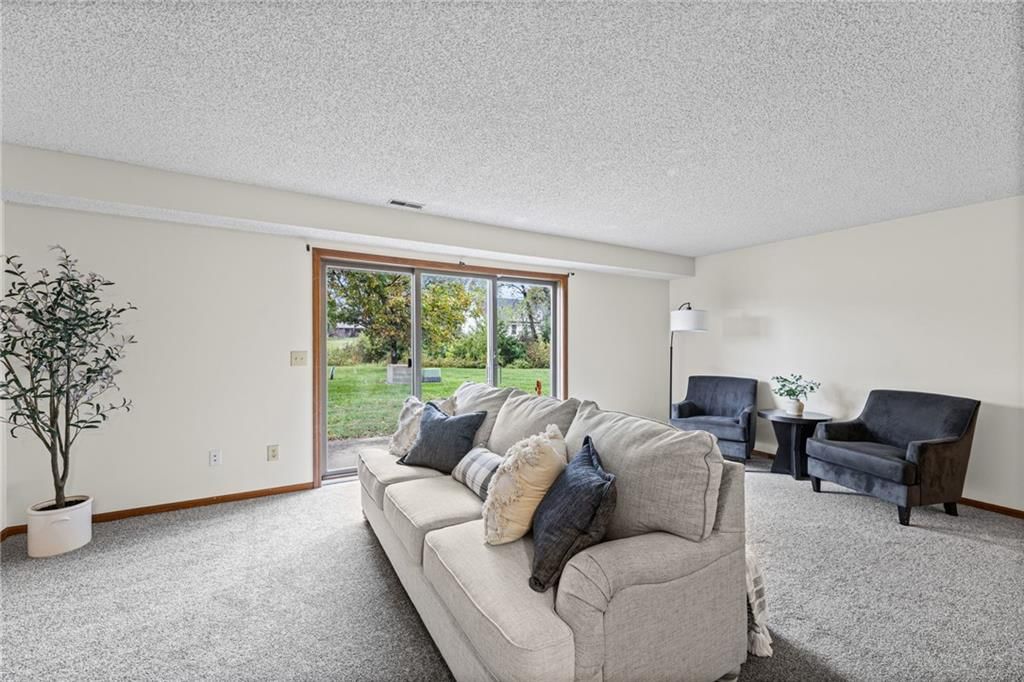 Photo 4 of 36 - 1104 Jeff Circle, Paola, KS 66071