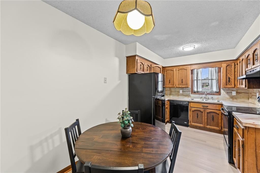Photo 9 of 36 - 1104 Jeff Circle, Paola, KS 66071
