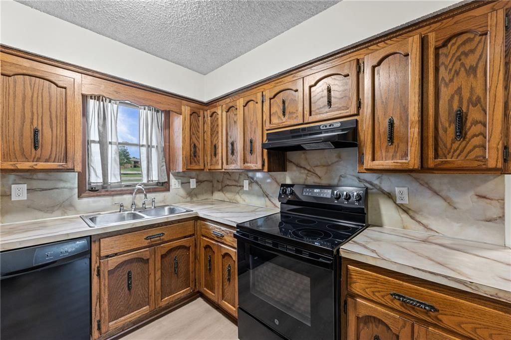 Photo 11 of 36 - 1104 Jeff Circle, Paola, KS 66071
