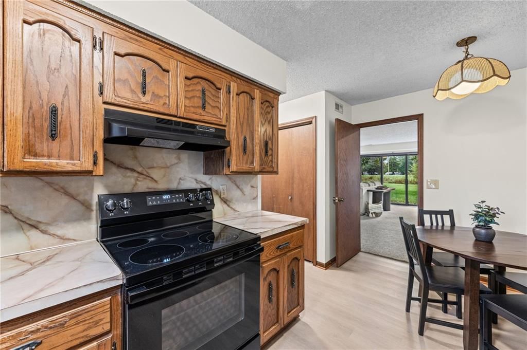 Photo 12 of 36 - 1104 Jeff Circle, Paola, KS 66071