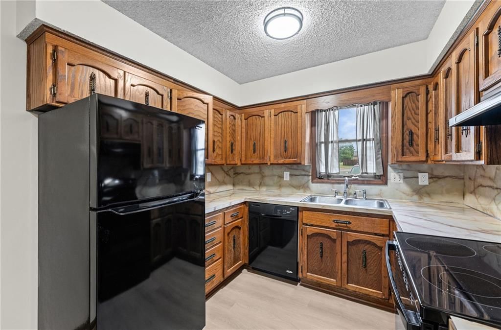 Photo 14 of 36 - 1104 Jeff Circle, Paola, KS 66071