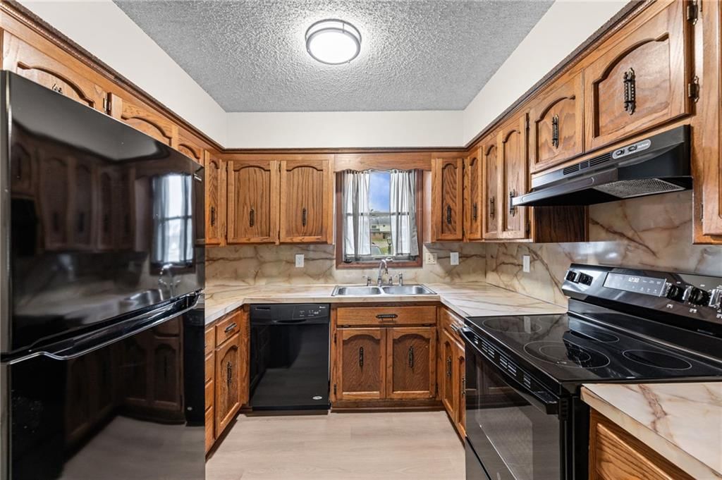 Photo 15 of 36 - 1104 Jeff Circle, Paola, KS 66071