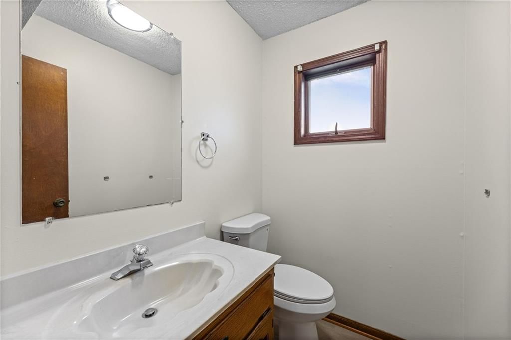 Photo 16 of 36 - 1104 Jeff Circle, Paola, KS 66071
