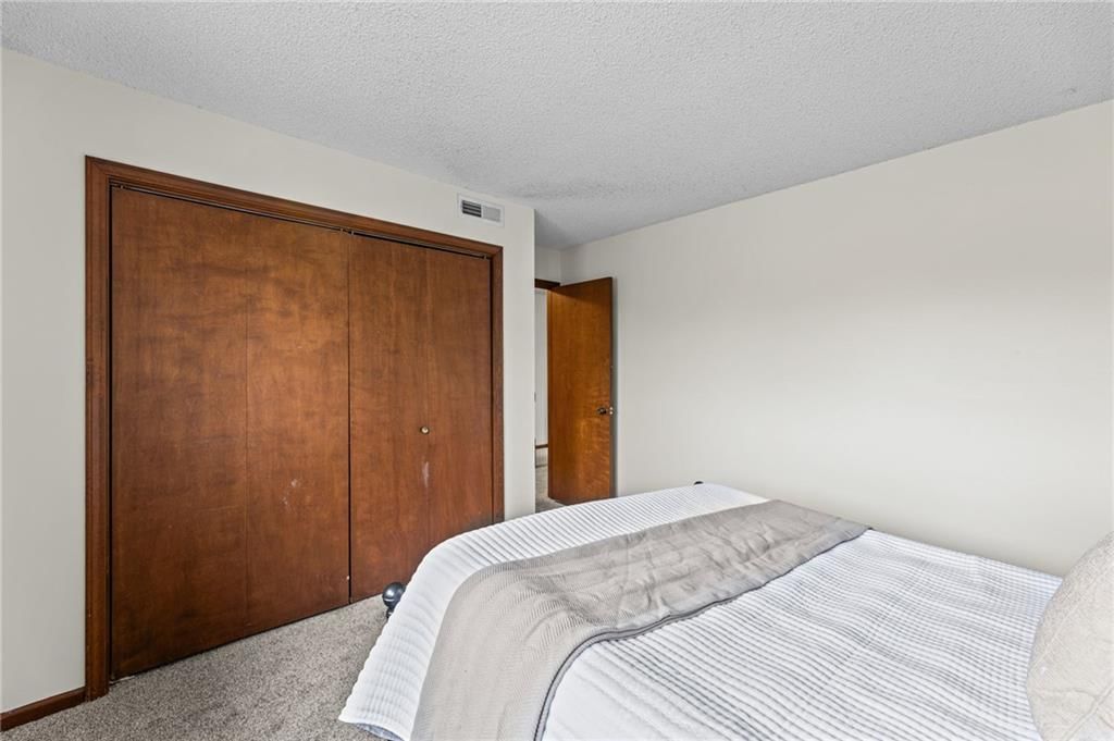 Photo 21 of 36 - 1104 Jeff Circle, Paola, KS 66071