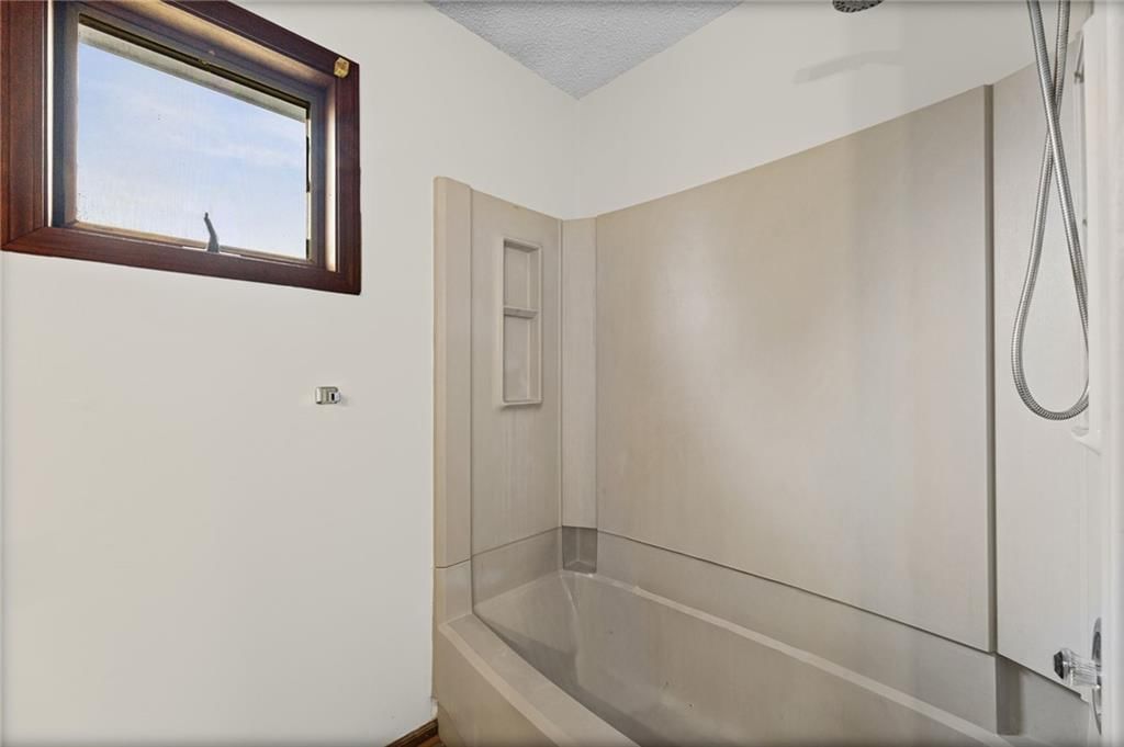 Photo 23 of 36 - 1104 Jeff Circle, Paola, KS 66071