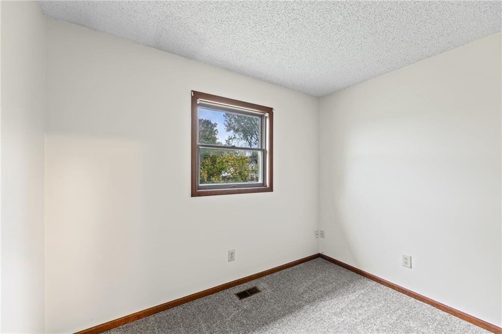 Photo 27 of 36 - 1104 Jeff Circle, Paola, KS 66071