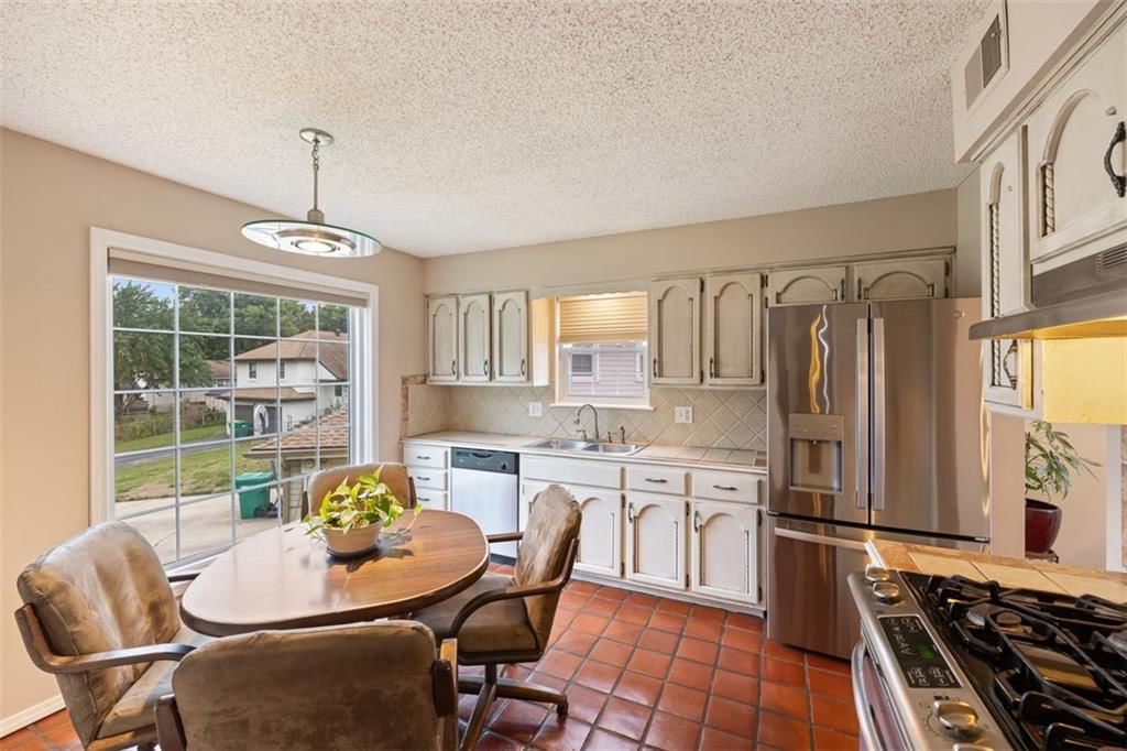 Photo 6 of 14 - 2840 S 54th Terrace, Kansas City, KS 66106