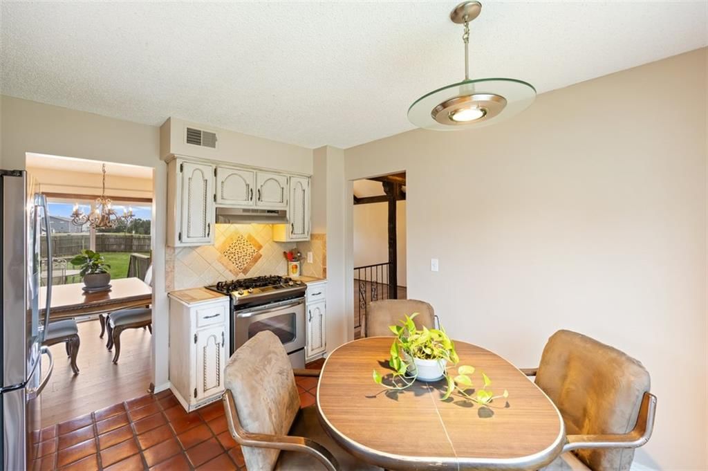 Open floor plan, breakfast nook and kitchen backsplash at 2840 S 54th Terrace, Kansas City, KS 66106