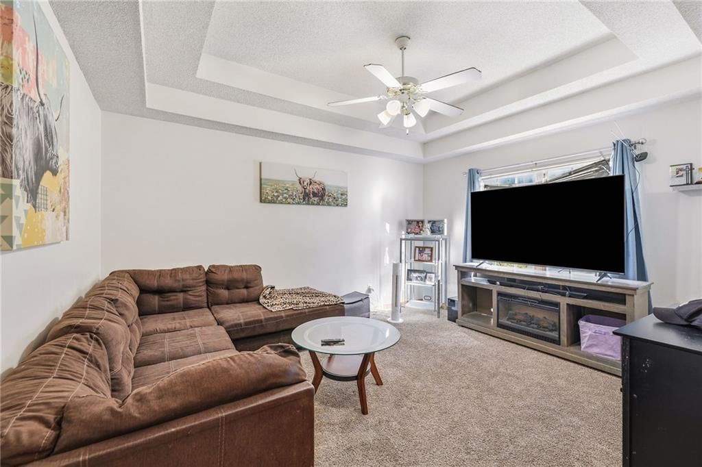 Tray ceiling at 10504-06 Maple Avenue, Peculiar, MO 64078