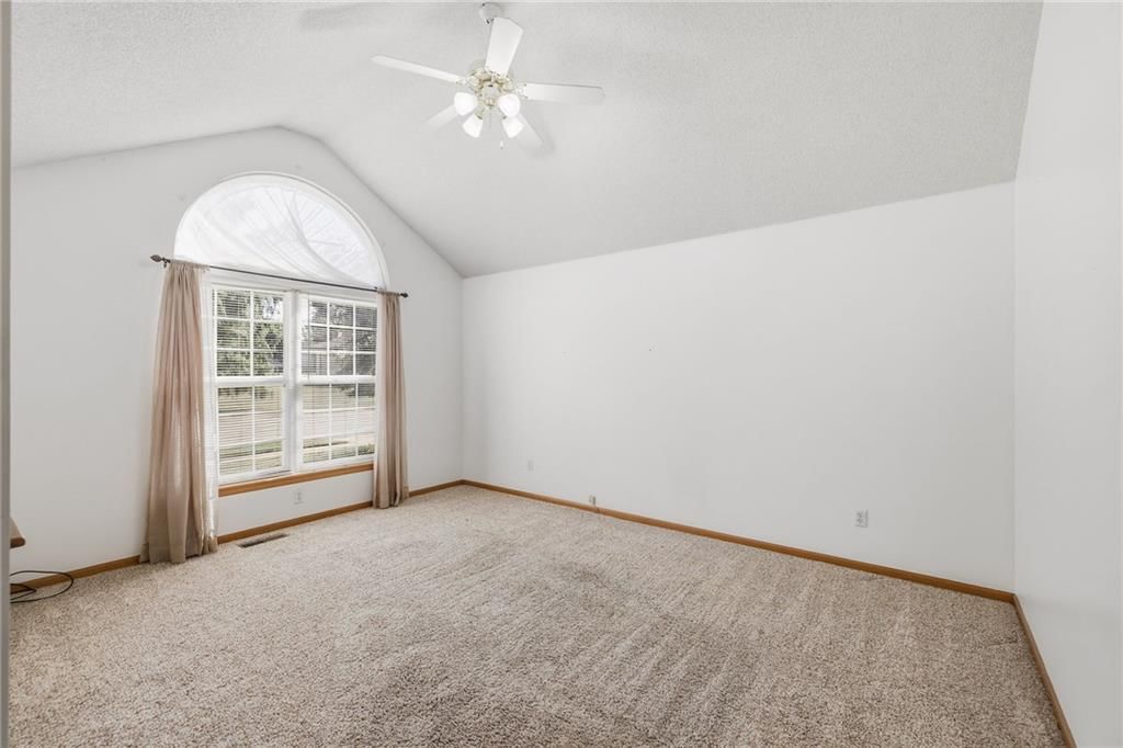 Carpet at 10504-06 Maple Avenue, Peculiar, MO 64078