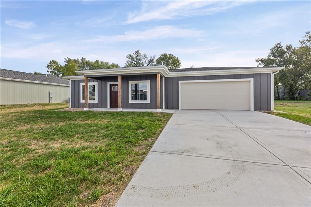 919 5th Street Terrace, Osawatomie, KS: listing photo 2