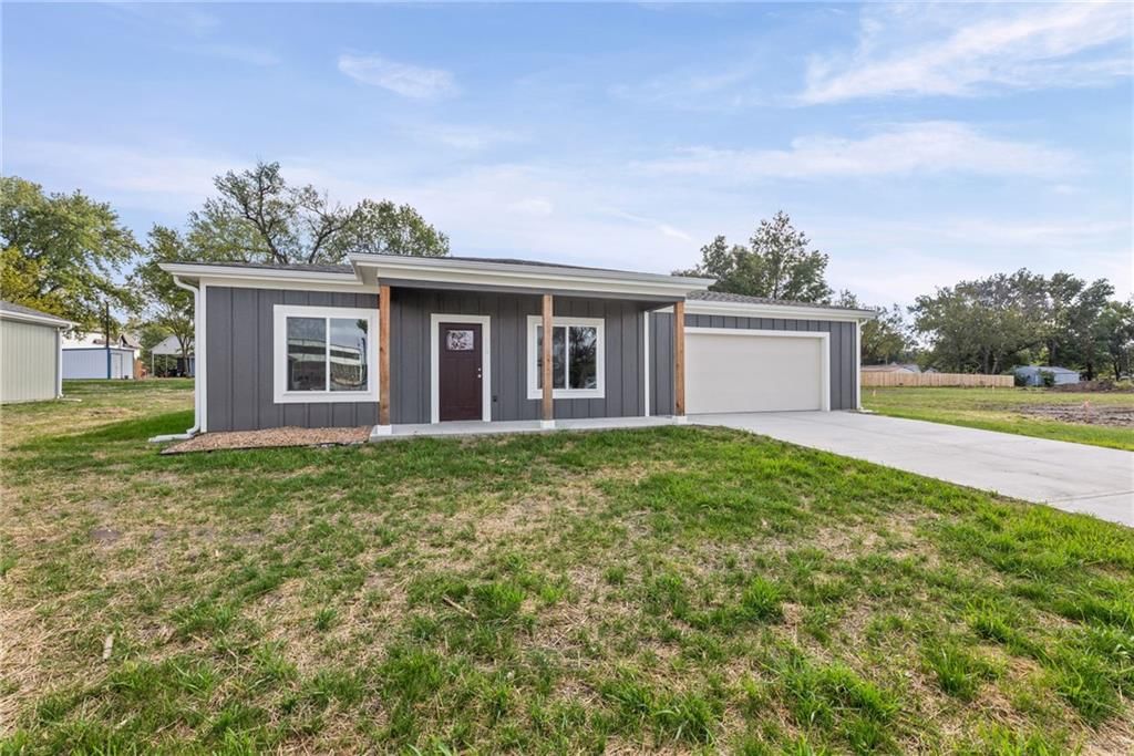 919 5th Street Terrace, Osawatomie, KS: listing photo 3
