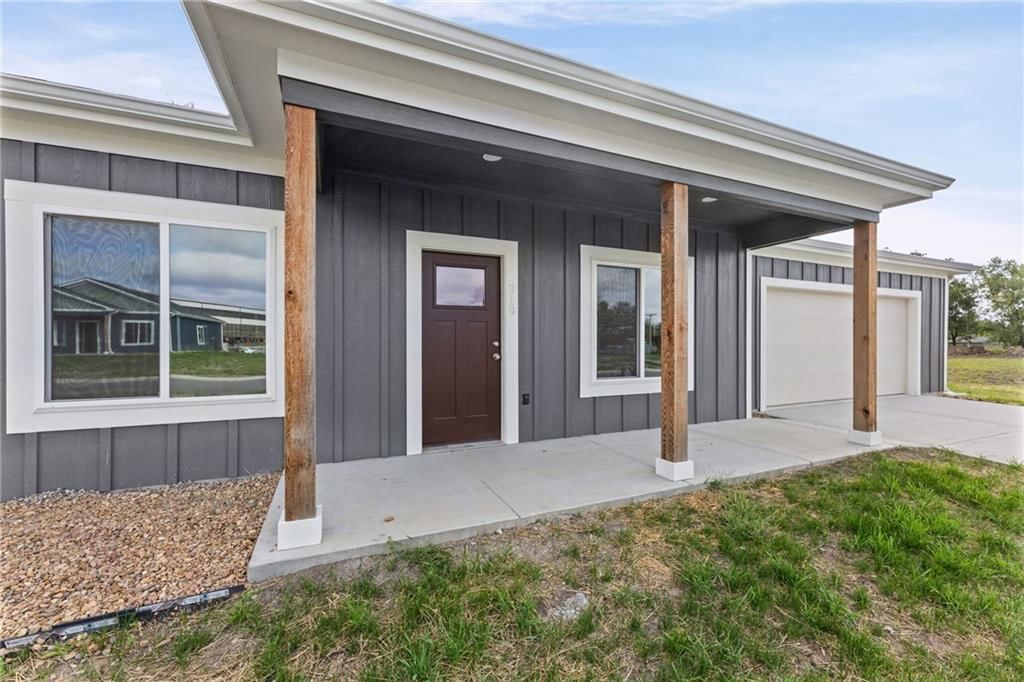 Photo 4 of 34 - 919 5th Street Terrace, Osawatomie, KS 66064