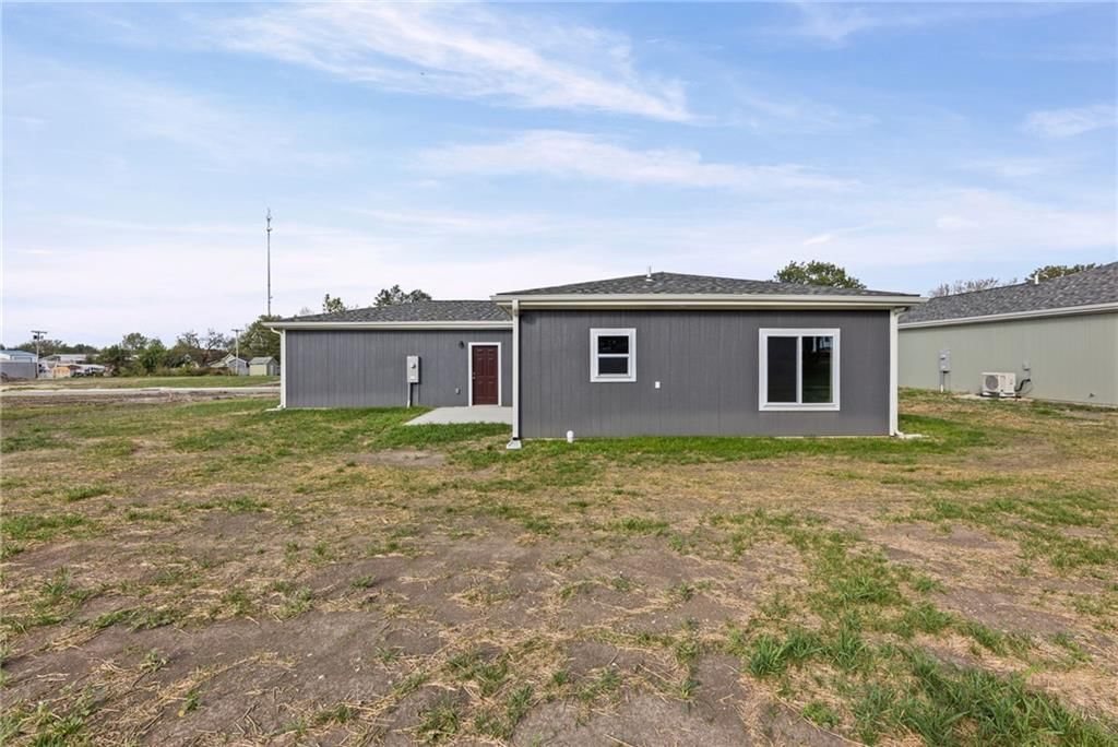 Photo 30 of 34 - 919 5th Street Terrace, Osawatomie, KS 66064