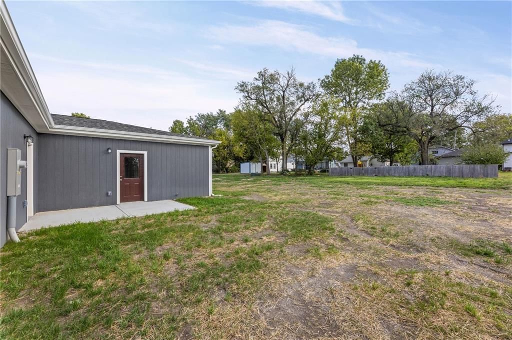 Photo 32 of 34 - 919 5th Street Terrace, Osawatomie, KS 66064