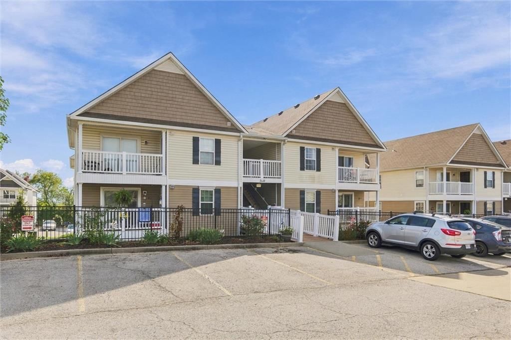 Fenced yard, concrete driveway and flat lot at 5610 NE 80th Terrace #2B, Kansas City, MO 64119