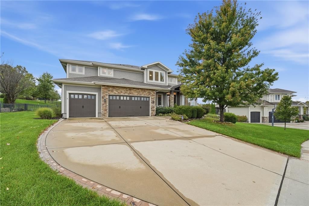 320 NW Thoreau Circle, Lee's Summit, MO: listing photo 2