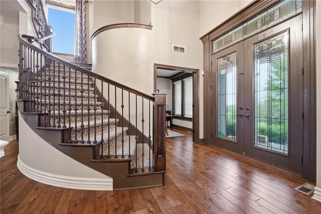 320 NW Thoreau Circle, Lee's Summit, MO: listing photo 3