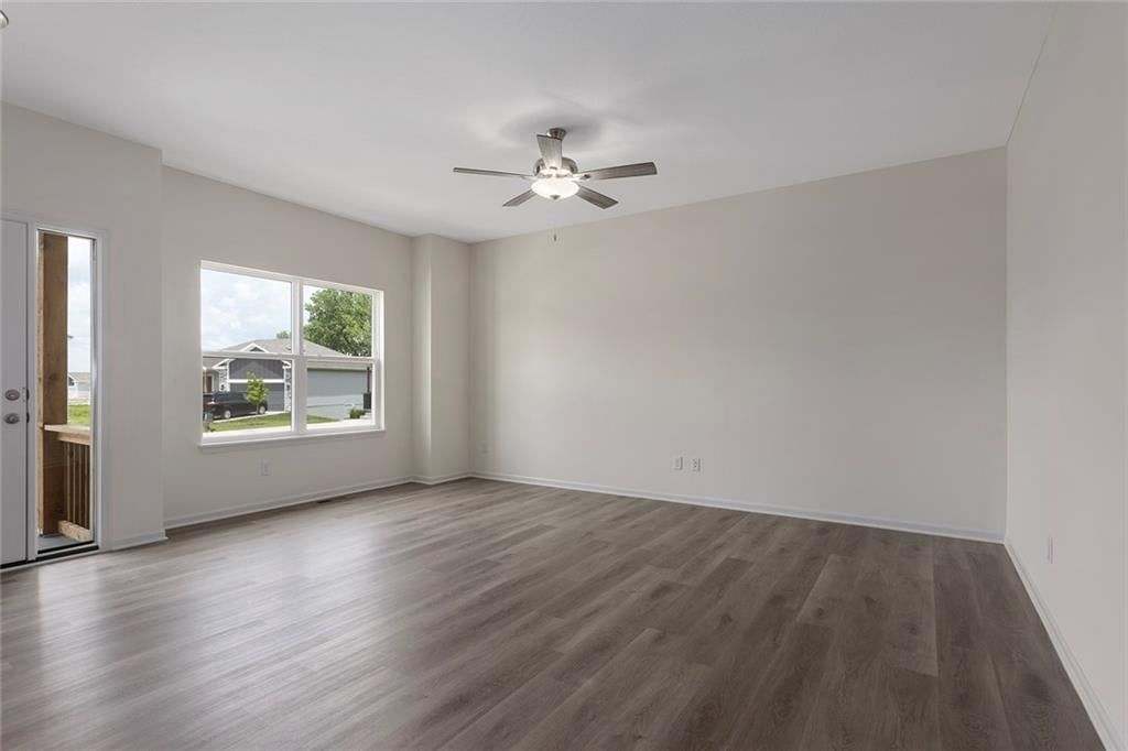 Photo 5 of 32 - 528 Lemon Mint Drive, Raymore, MO 64083
