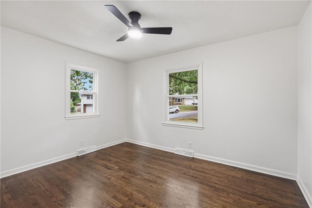 Photo 14 of 33 - 5008 Spring Street, Kansas City, MO 64133