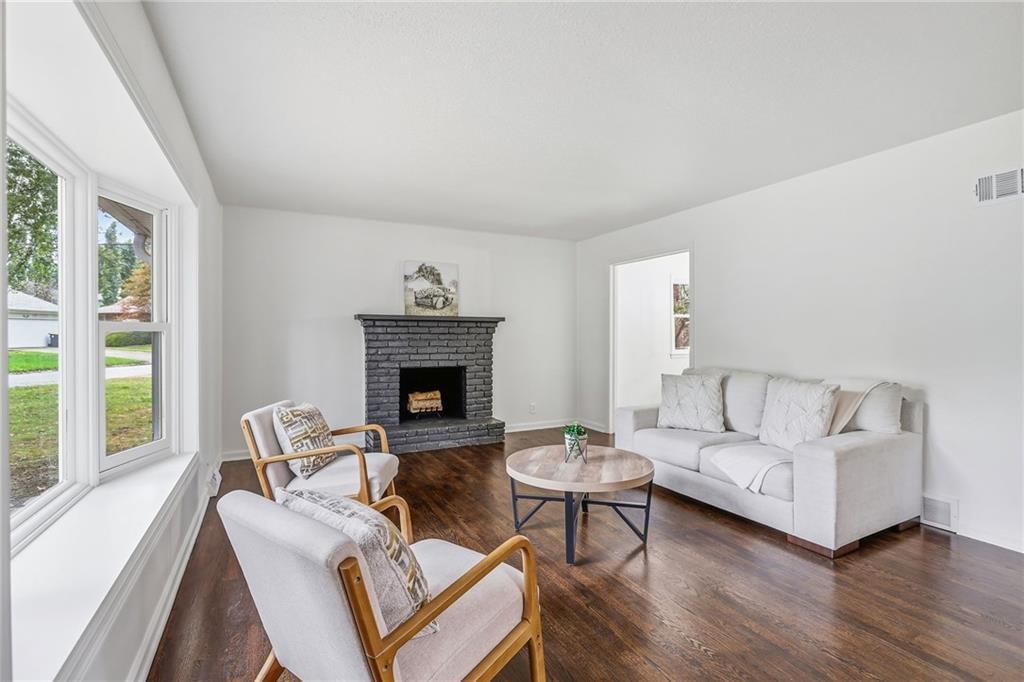 Photo 4 of 33 - 5008 Spring Street, Kansas City, MO 64133