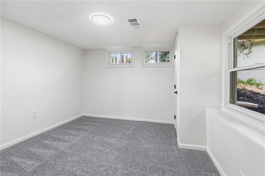 Photo 22 of 33 - 5008 Spring Street, Kansas City, MO 64133