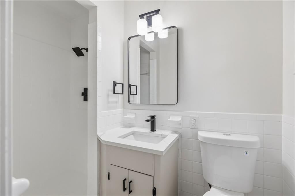 Photo 19 of 33 - 5008 Spring Street, Kansas City, MO 64133