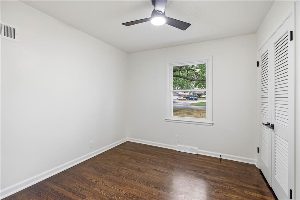 Photo 12 of 33 - 5008 Spring Street, Kansas City, MO 64133