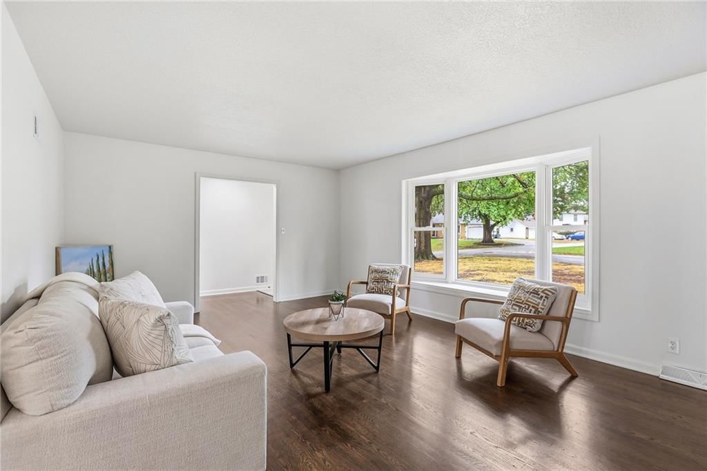 Photo 6 of 33 - 5008 Spring Street, Kansas City, MO 64133