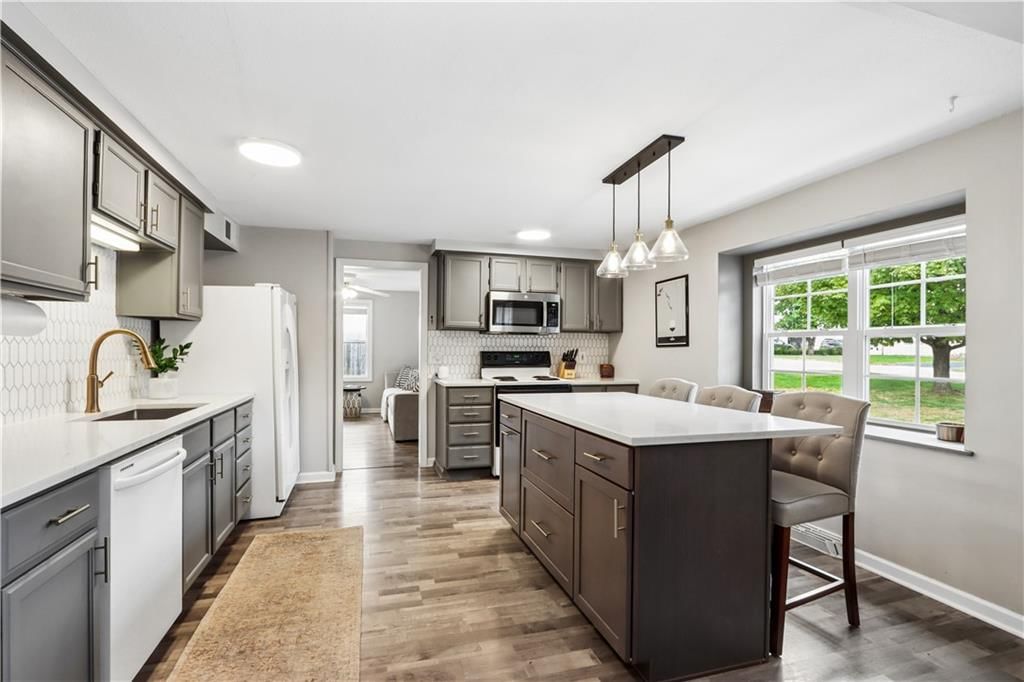 Photo 7 of 24 - 10921 W 64th Terrace, Shawnee, KS 66203