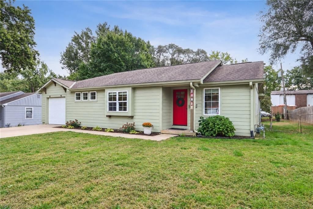 10921 W 64th Terrace, Shawnee, KS: listing photo 2