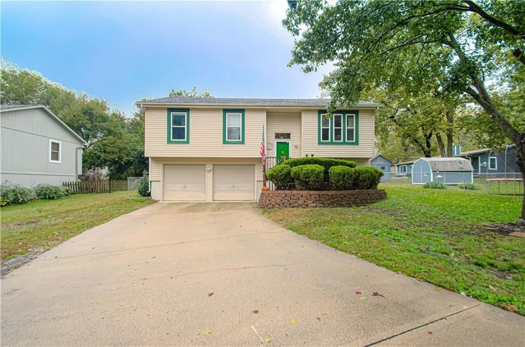 612 E 3rd Street, Edgerton, KS: listing photo 2