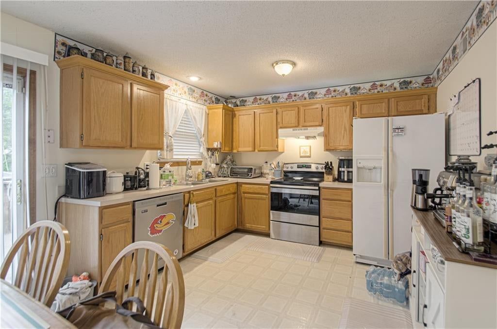 Photo 8 of 23 - 612 E 3rd Street, Edgerton, KS 66021