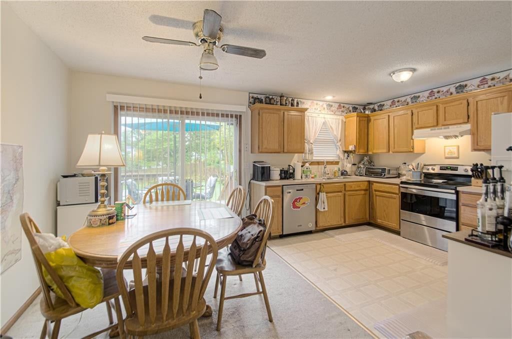 Photo 7 of 23 - 612 E 3rd Street, Edgerton, KS 66021
