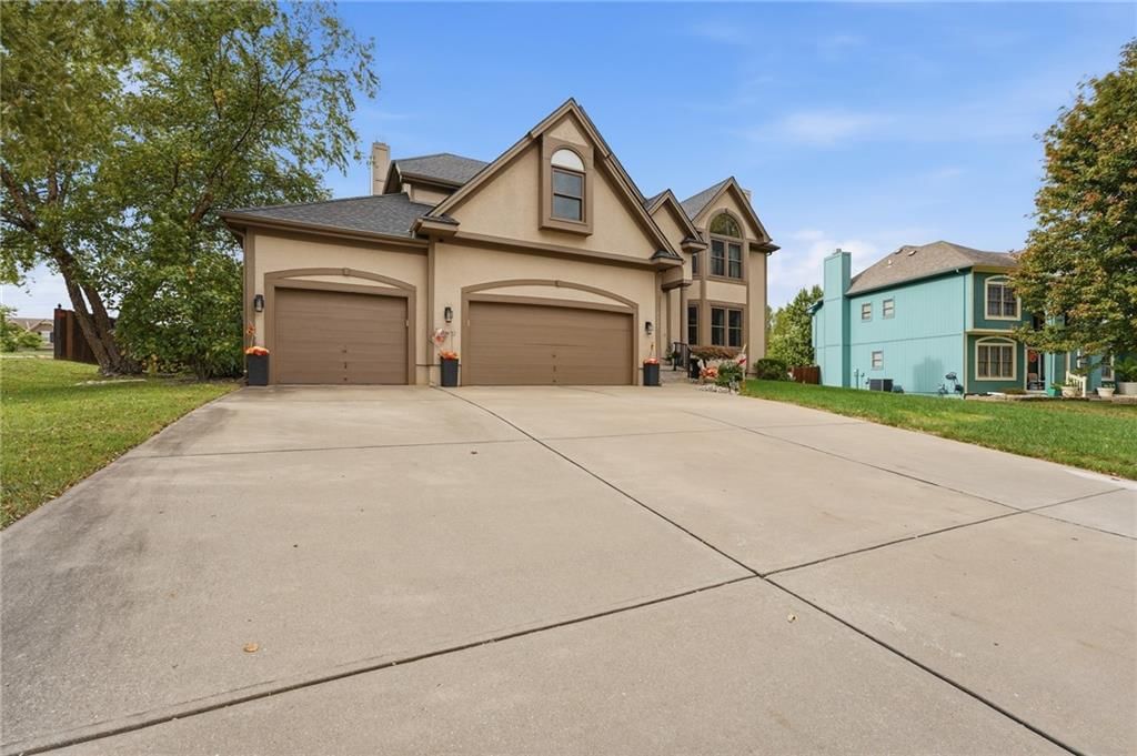 4022 SW Flintrock Drive, Lee's Summit, MO: listing photo 2