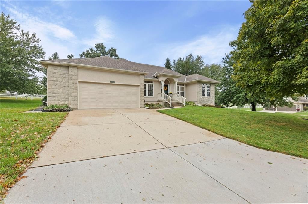 29483 Masters Court, Louisburg, KS: listing photo 2