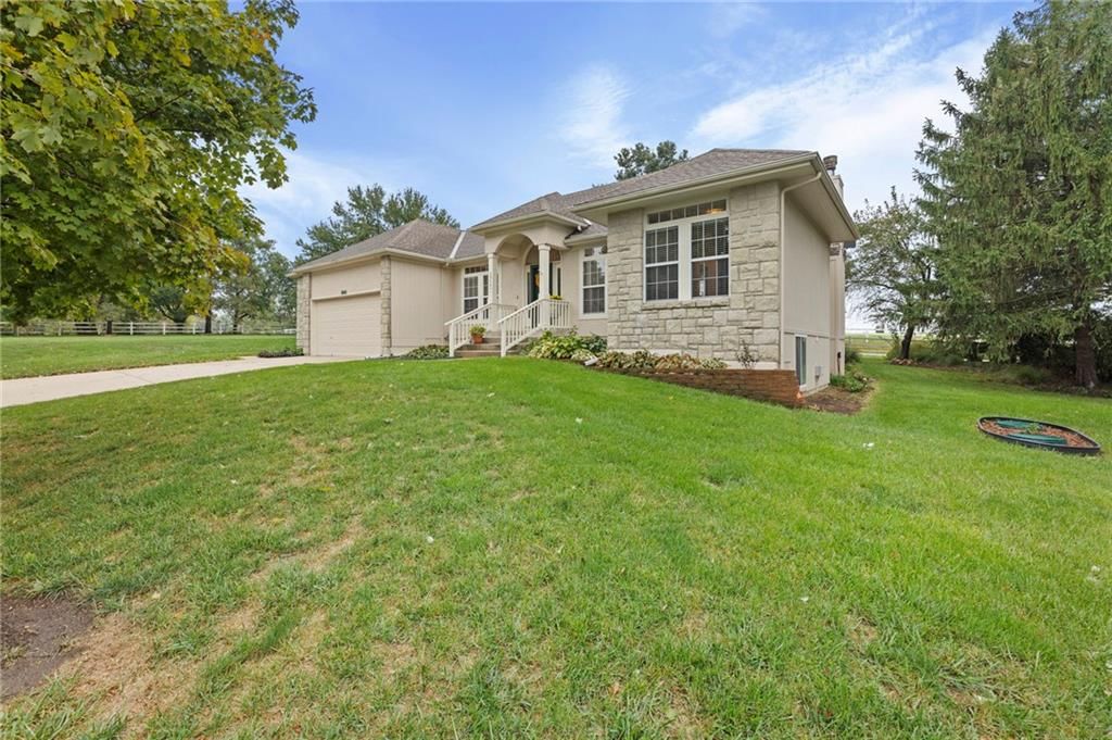 29483 Masters Court, Louisburg, KS: listing photo 3