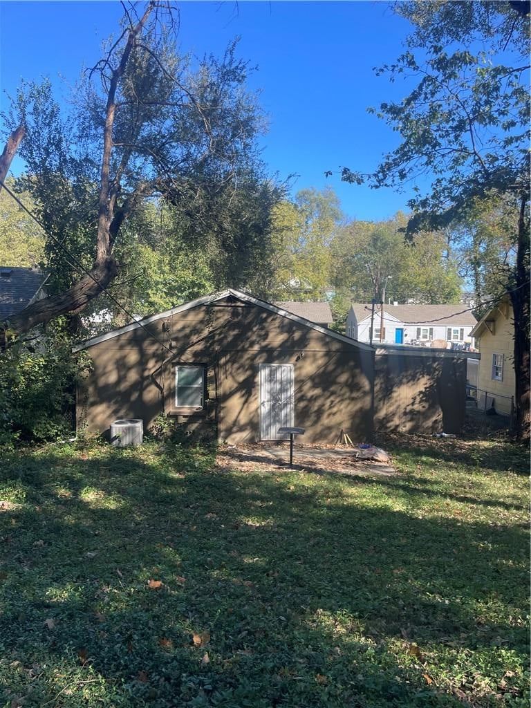 Mature trees at 2107 E 77th Terrace, Kansas City, MO 64132