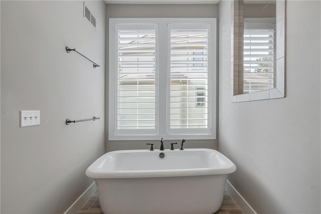 Photo 27: freestanding tub, 2181 W 89th Place, Leawood, KS 66206