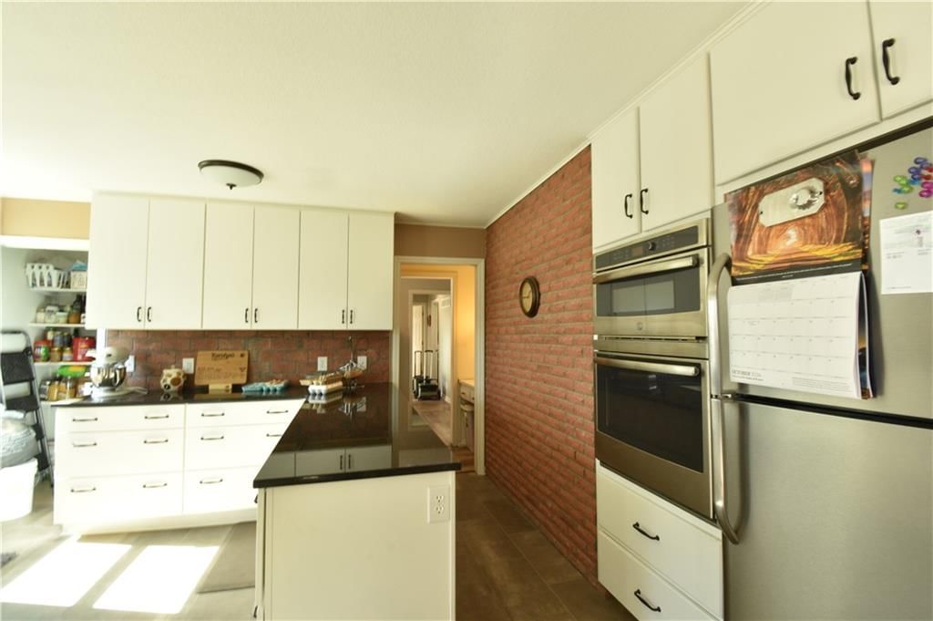 Double oven at 9700 W 319th Street, Louisburg, KS 66053