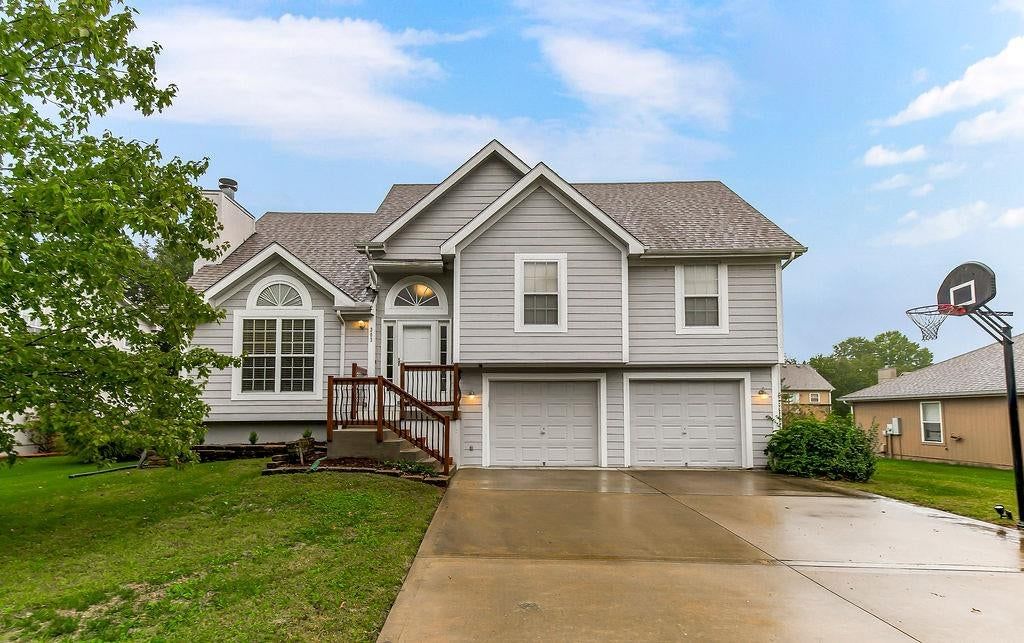 303 Park Lane, Lone Jack, MO: listing photo 3