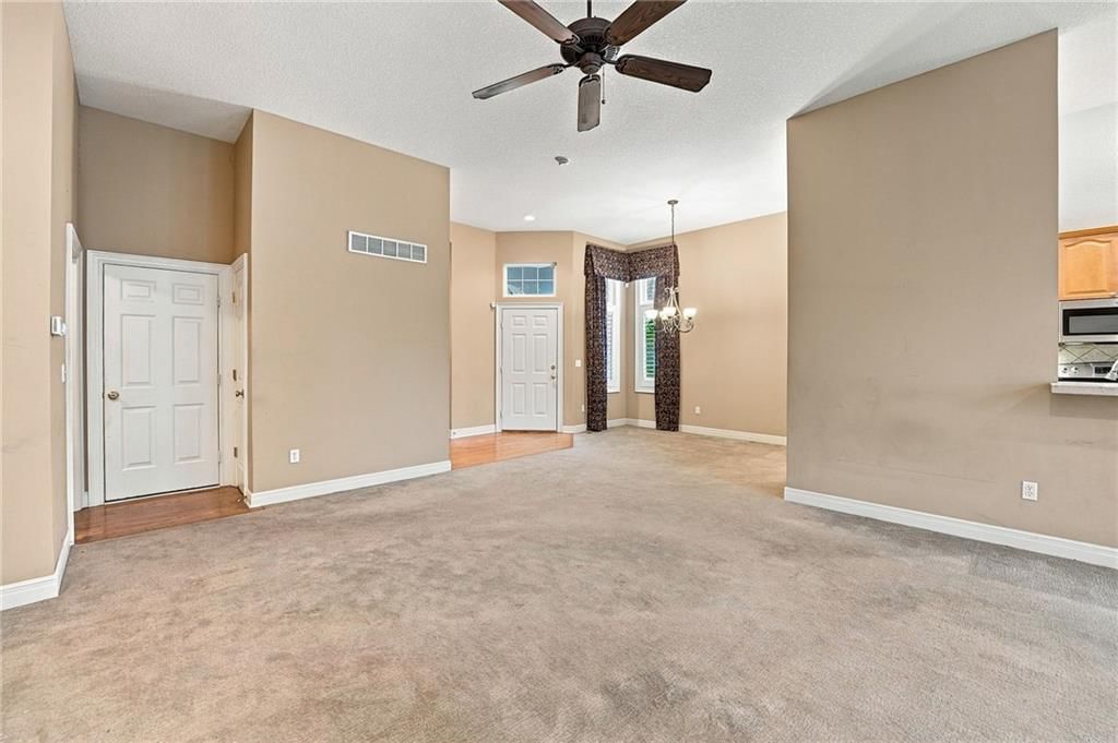 Photo 12 of 40 - 13408 Summit Court, Kansas City, MO 64145