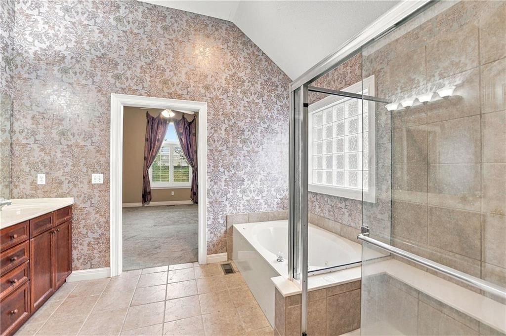 Photo 28 of 40 - 13408 Summit Court, Kansas City, MO 64145