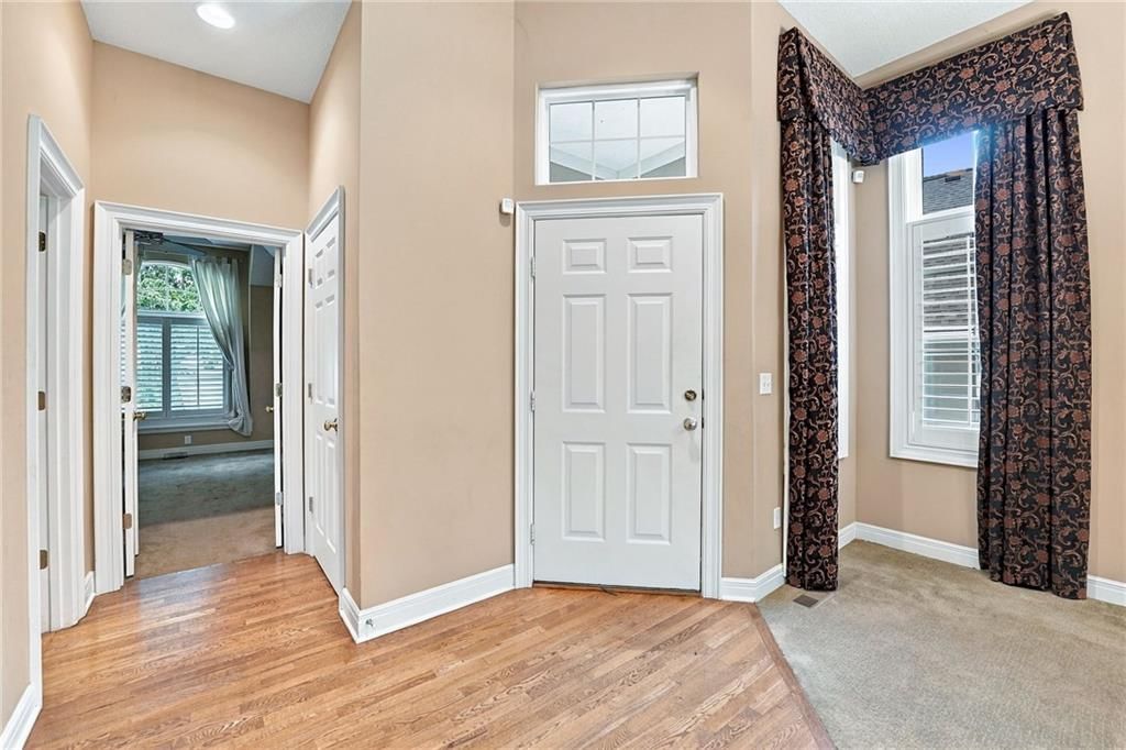 Photo 5 of 40 - 13408 Summit Court, Kansas City, MO 64145