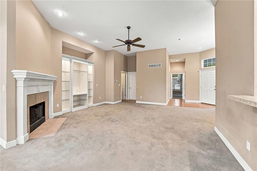 Photo 13 of 40 - 13408 Summit Court, Kansas City, MO 64145