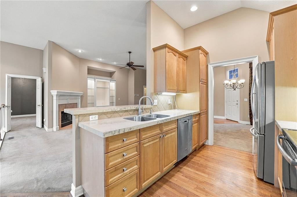 Photo 18 of 40 - 13408 Summit Court, Kansas City, MO 64145